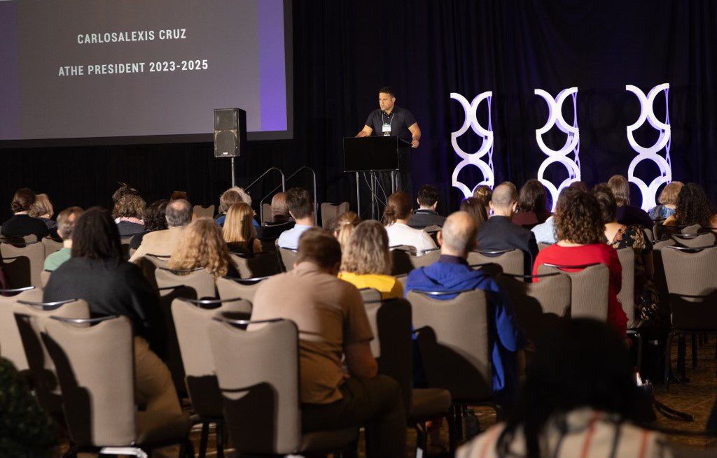 Carlos Cruz speaking to the conference